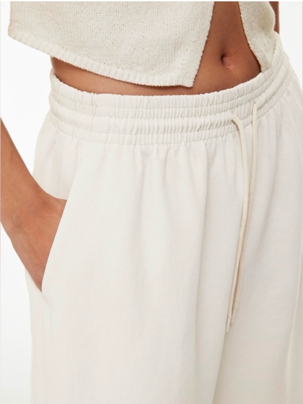 Aritzia Wilfred Thesis Bermuda Short in Matte Pearl - Size L - Picture 3 of 11
